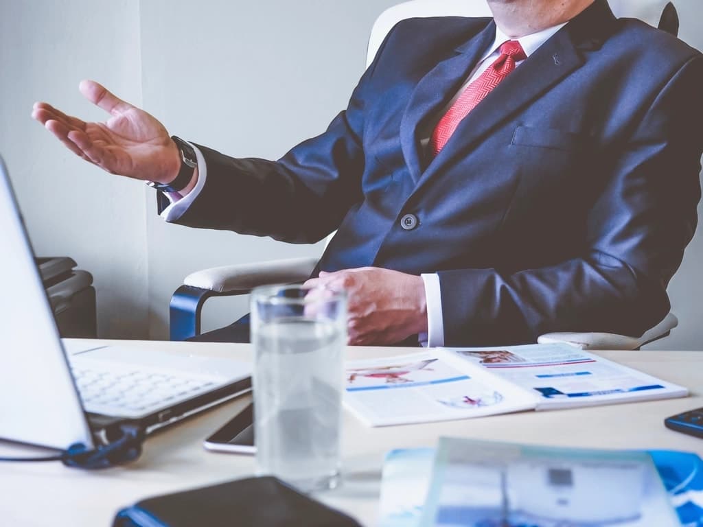 Conseiller présentant des documents chiffrés lors d’un rendez-vous