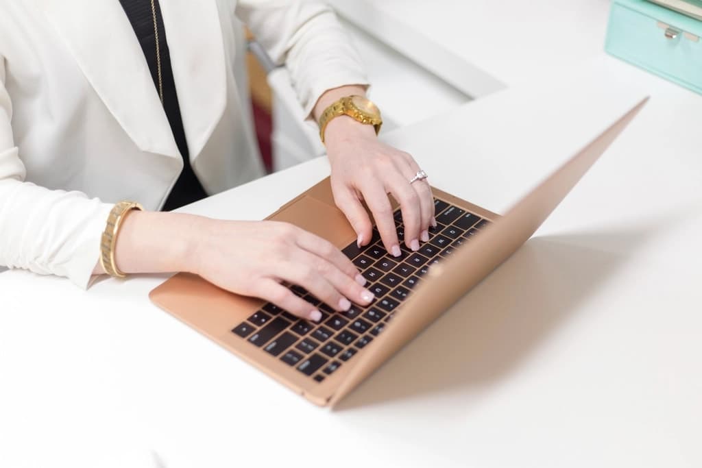 Personne travaillant sur un ordinateur portable dans un bureau clair